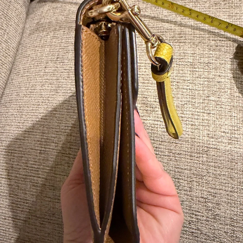 Coach Chartreuse Pebbled Leather Envelope Wristlet Wallet Gold Hardware BNNU